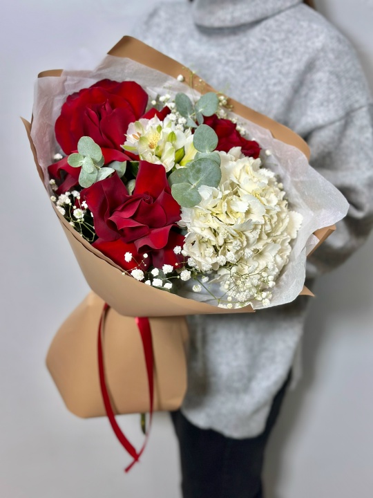 Букет с белой гортензией и красными розами Софи Лорен