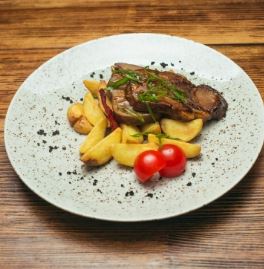 Говяжий язык с соусом терияки и картоф.