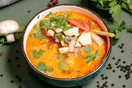 Том ям с курицей, кальмар. и рисом