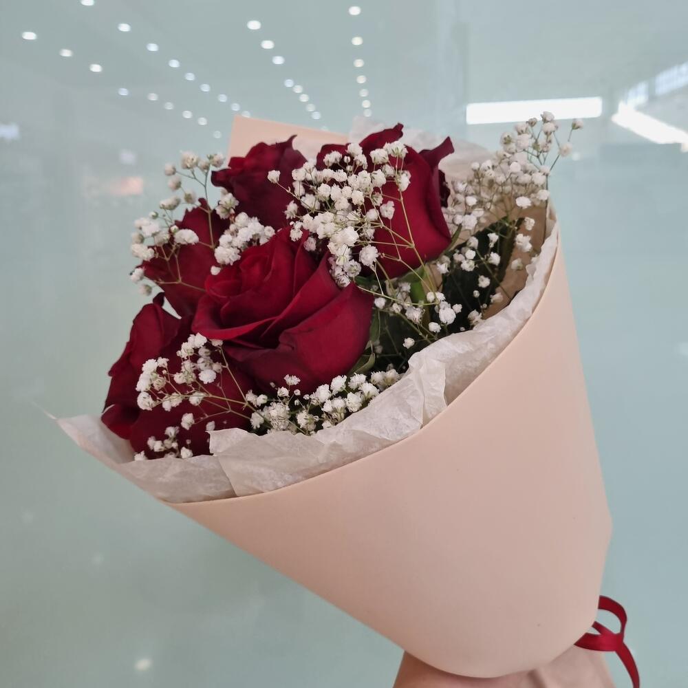 Букет "Ретро" из классических роз и гипсофилы