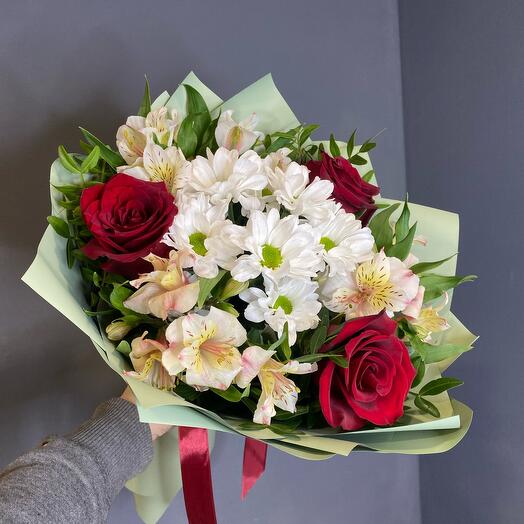Букет с красными розами и хризантемы
