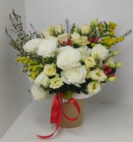 Композиция из роз и эустомы