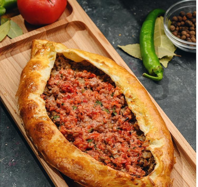 Пиде с мясом и сыром