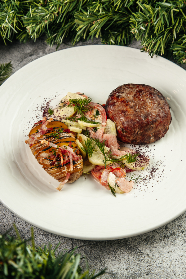 Бифштекс с камамбером и свежими овощами