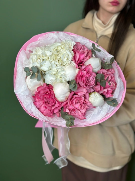 Круглый букет с пионовидными розами Кантри ,белой гортензией и пионами