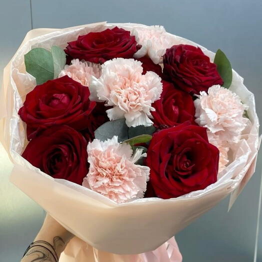 Букет с розами и диантусами 