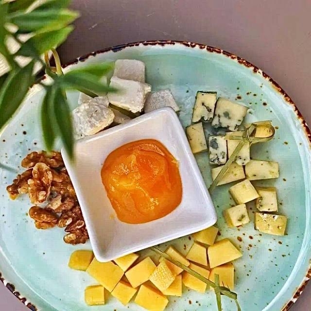 Сырное ассорти с мёдом