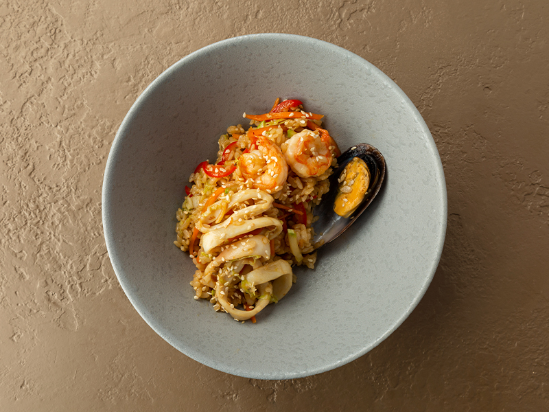 Рис с морепродуктами и соусом удон