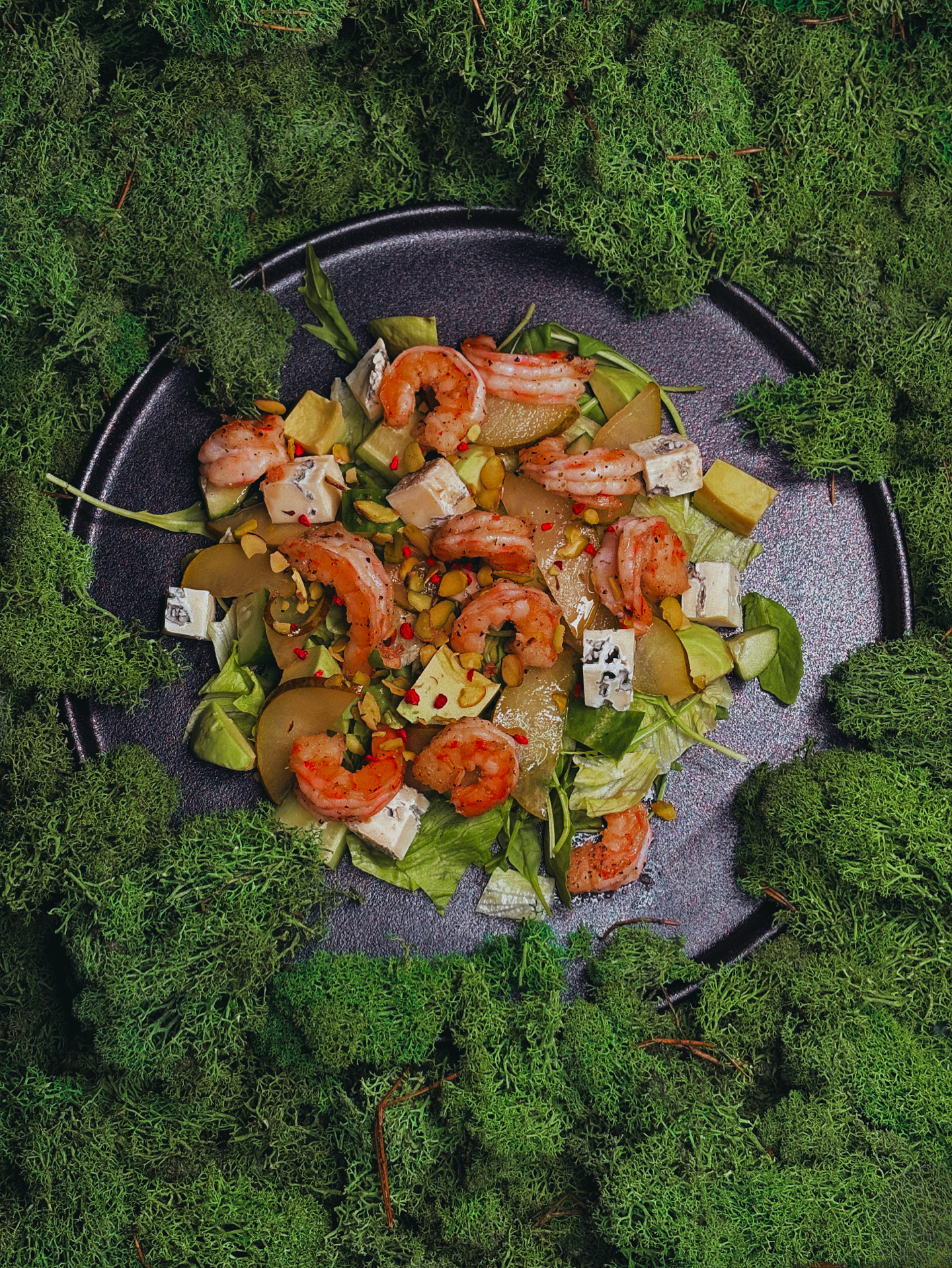 Салат с креветками,сыром Рокфор и карамелизированной грушей