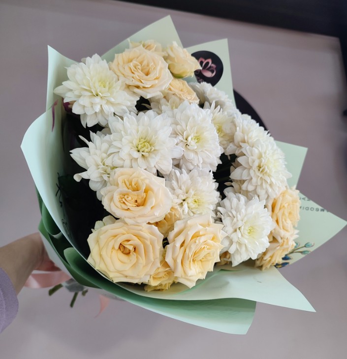 Букет из роз и хризантем