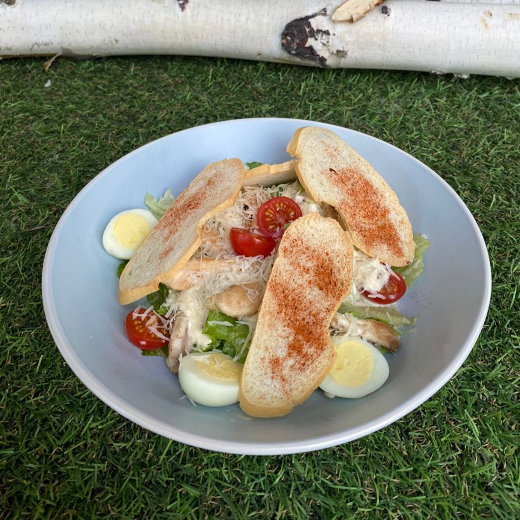 Цезарь с цыплёнком из дровяной печи