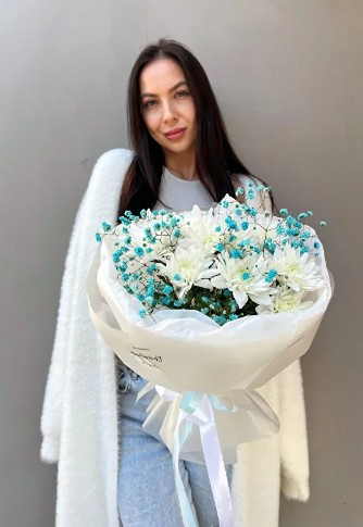 Букет белая хризантема и голубая гипсофила