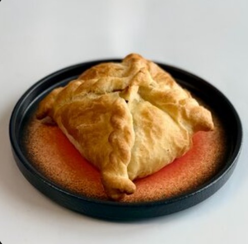 Слойка с беконом и помидорами