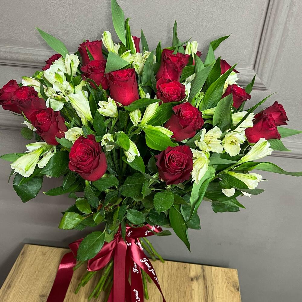 Букет из красных роз и альстромерии