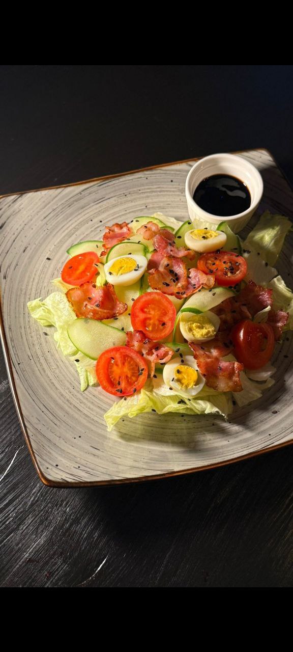 Салат с жареным беконом