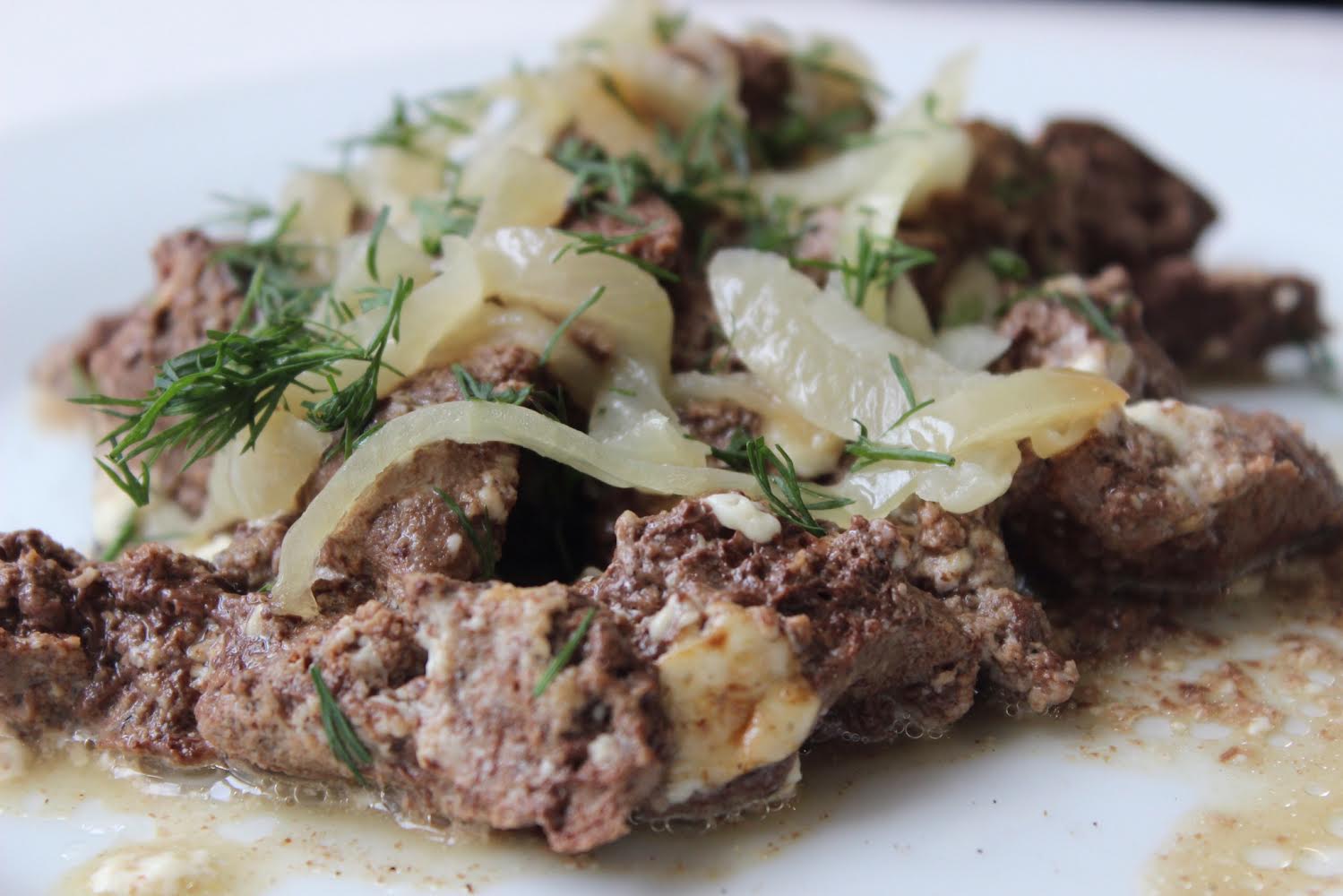 Печень с луком в сметанном соусе