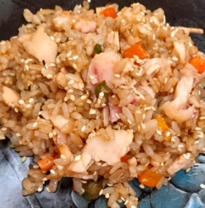 Рис чесночный с курицей копченой