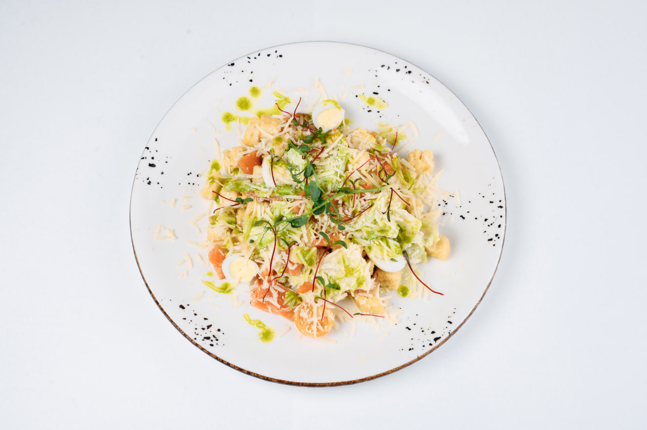 Цезарь с красной рыбой пряного посола