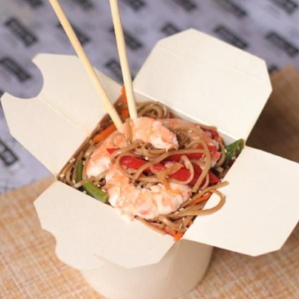 Wok-лапша гречневая с креветками
