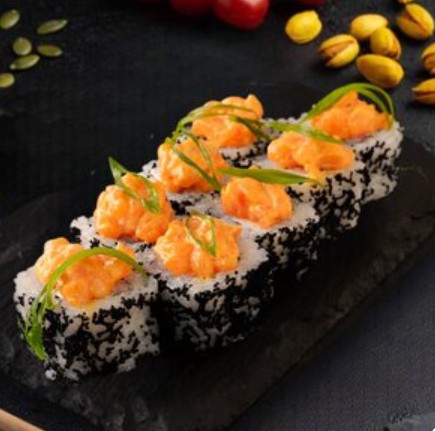 Ролл с лососем в остром соусе