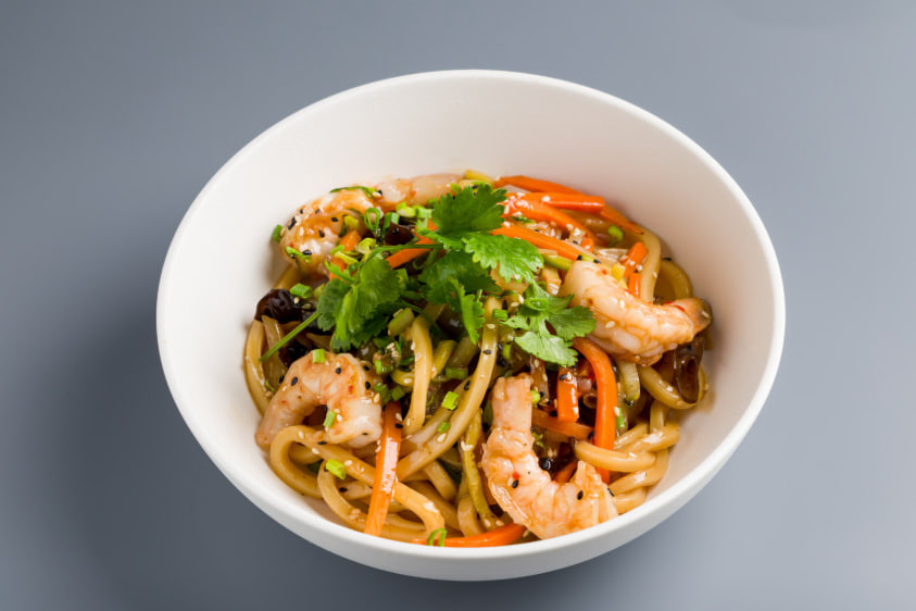 Жареный удон креветка