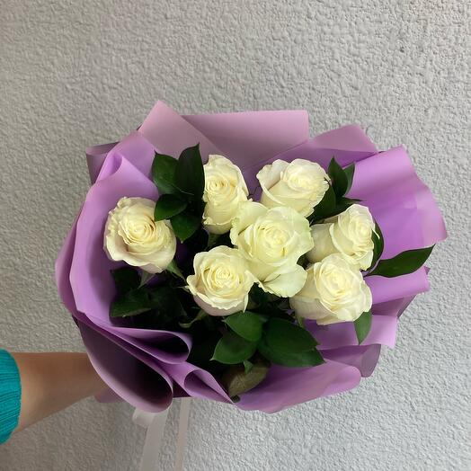 Букет из 7 белых роз Мондиаль с рускусом