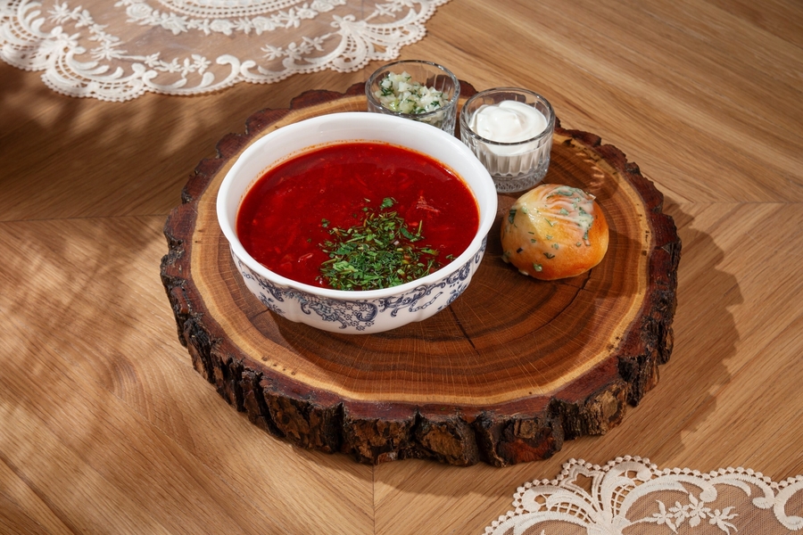Борщ из говядины с чесночной пампушкой