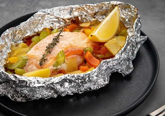 Сёмга, запечённая с овощами в фольге