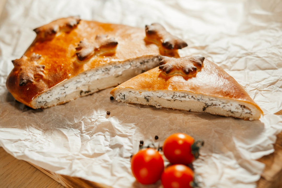Пирог с брынзой и травами