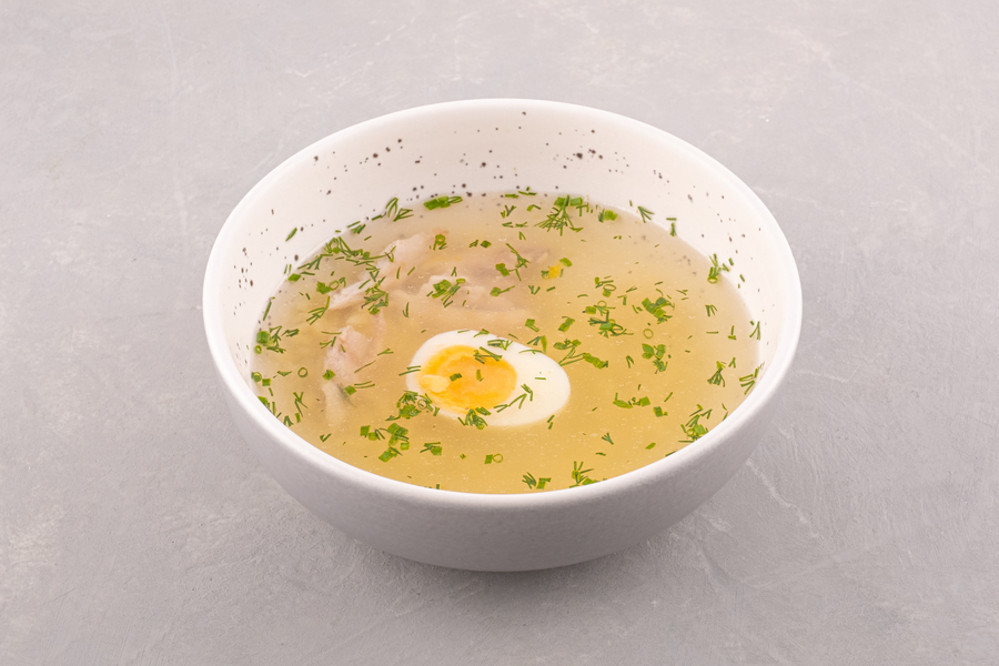 Куриный бульон с яйцом