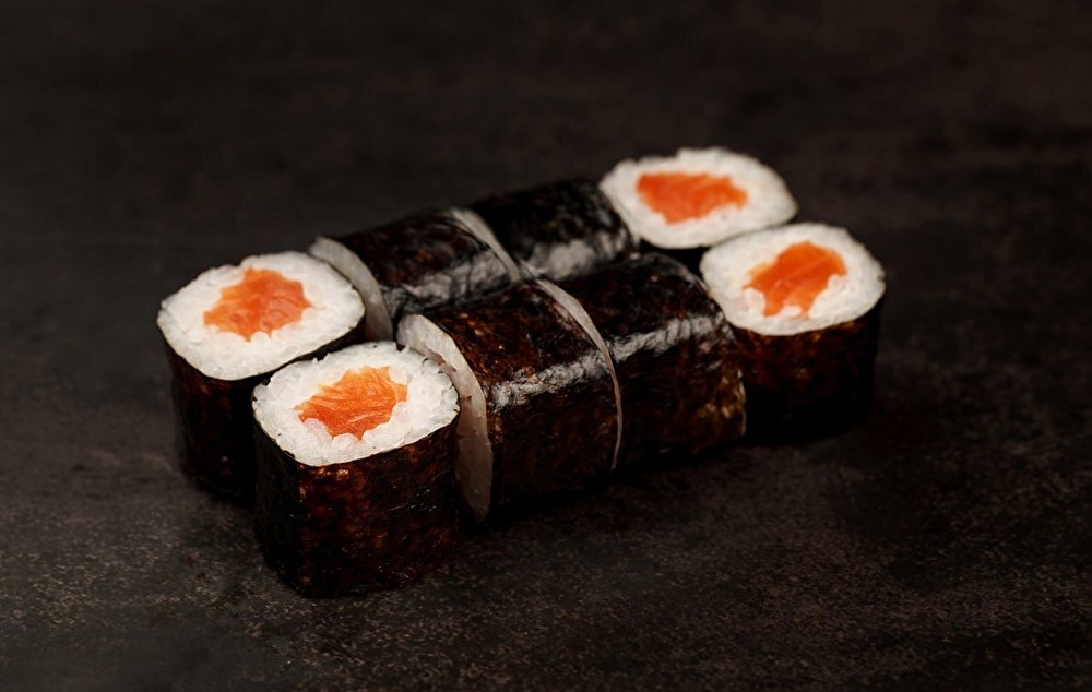 Маки с лососем