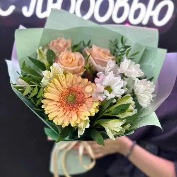 Букет из персиковых роз ,герберы и белых хризантем в мятной матовой бумаге