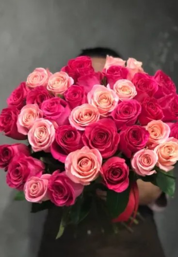 Микс из 35 розовых роз