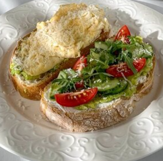 Тосты с соусом песто