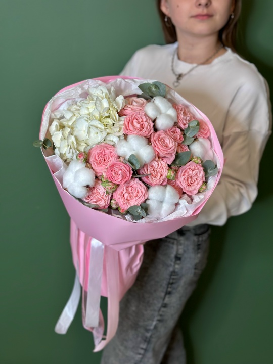 Букет бочонок с пионовидными кустовыми розами ,белой гортензией ,хлопком и эвкалиптом