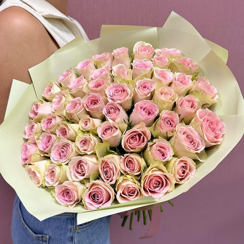 51 нежно-розовая роза в фисташковой упаковке