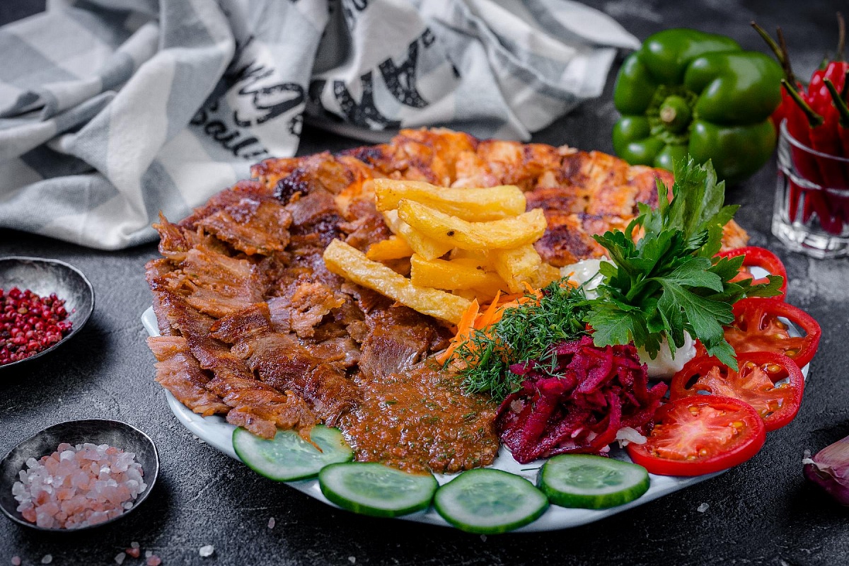 Шаурма с курицей и телятиной на тарелке