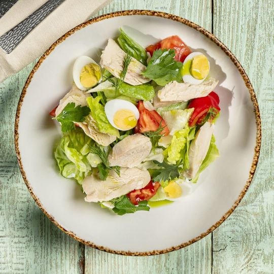 Летние овощи с куриной грудкой и соусом дзадзыки