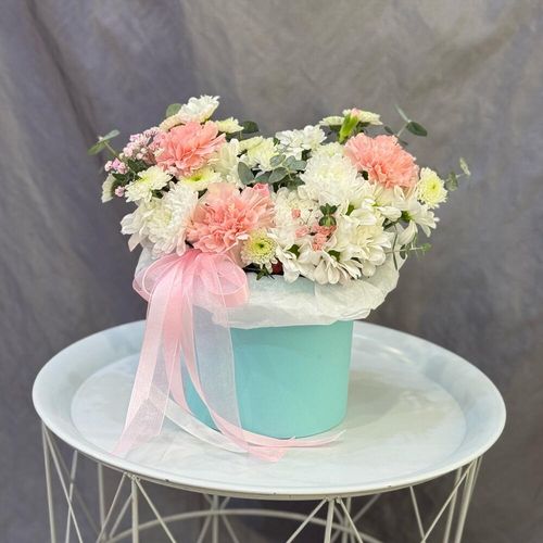 Букет из белых хризантем и розовых диантусов в коробочке (к2065)