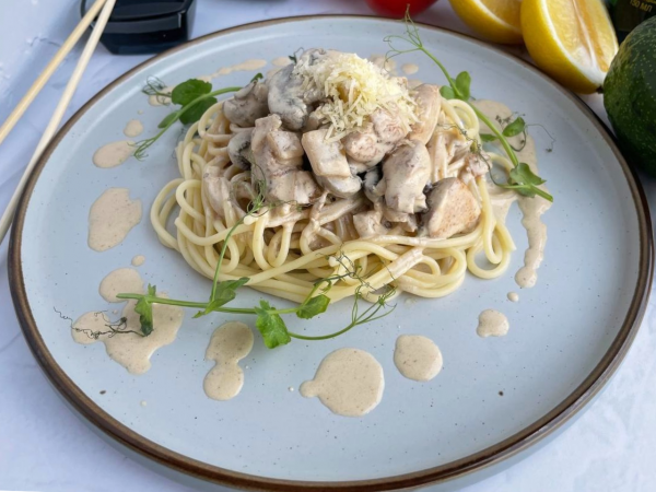 Паста с курицей и грибами