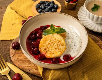 Сырники с вишневым соусом и кремом из йогурта