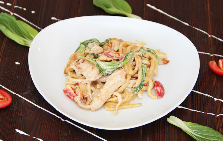 Удон с курицей в сливочно-сырном соусе