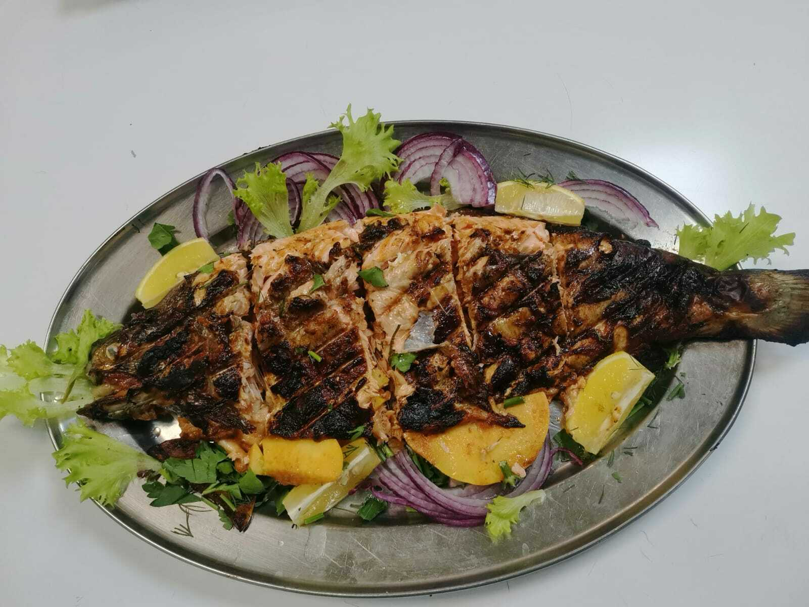 Форель целая большая на углях