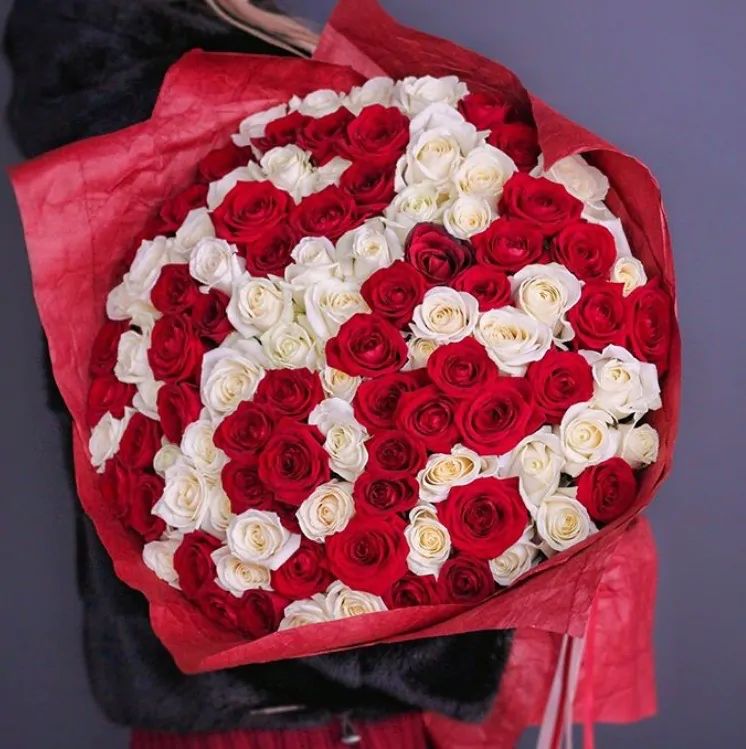 Букет из 121 алой и белоснежной розы в яркой бумаге