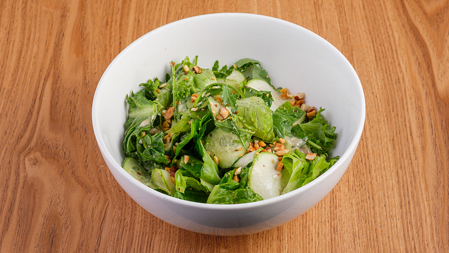 Салат зеленый с ореховой заправкой