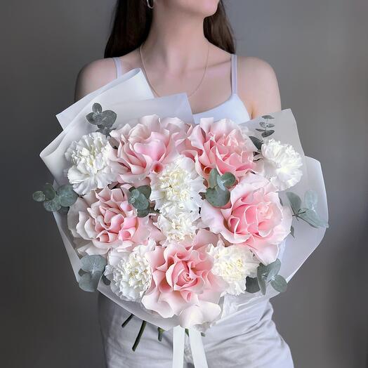 Нежный букет французская роза, белый диантус