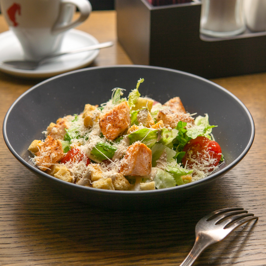 Салат Цезарь с лососем