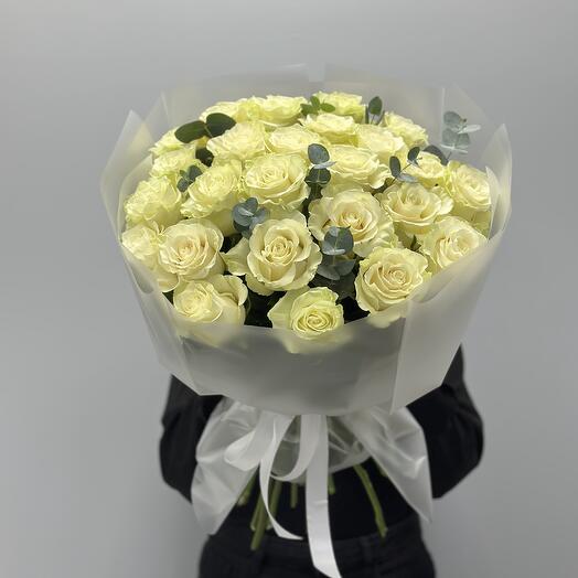 Букет из 25 белых роз с эвкалиптом