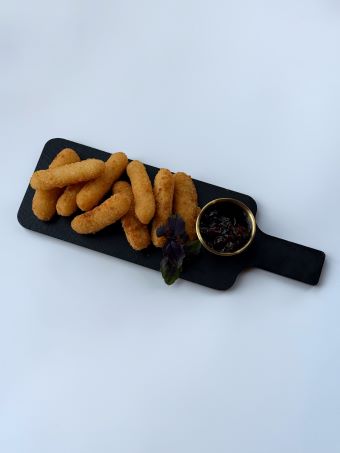 Сырные палочки с Брусничным соусом