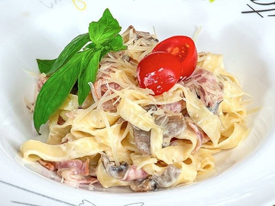 Фетучини с курицей и грибами
